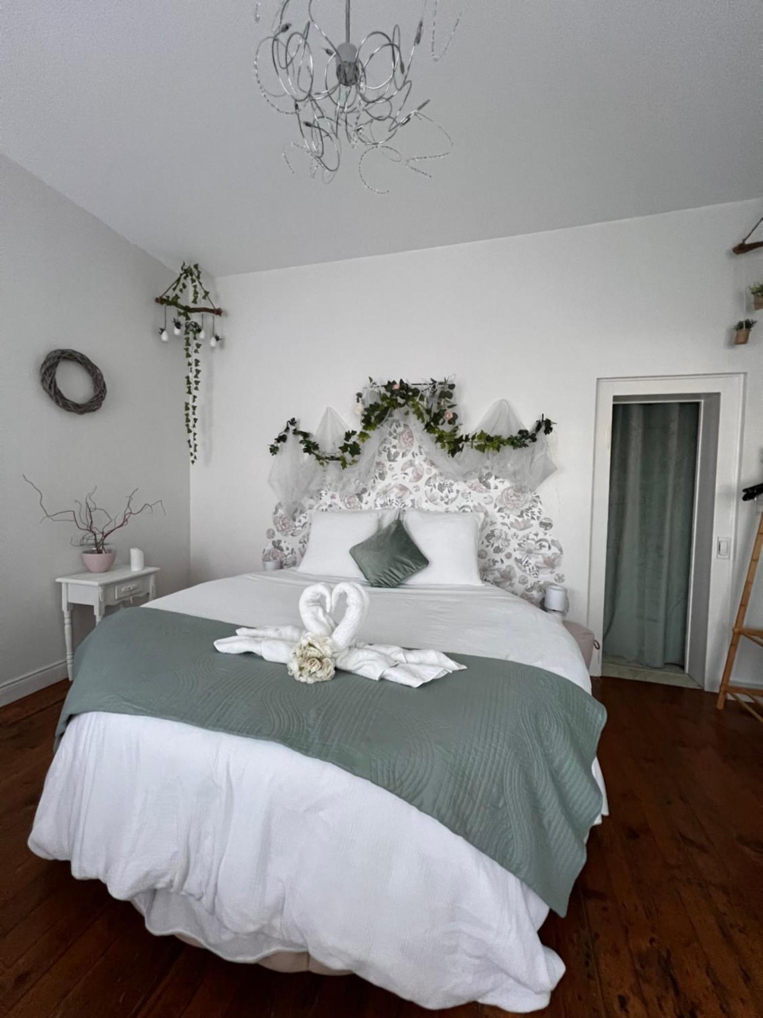 Bed and Breakfast Domaine Des Anges Avesnes-sur-Helpe Esterno foto